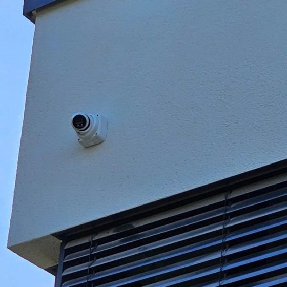 Installierte Dome-Kamera an einer Fassade